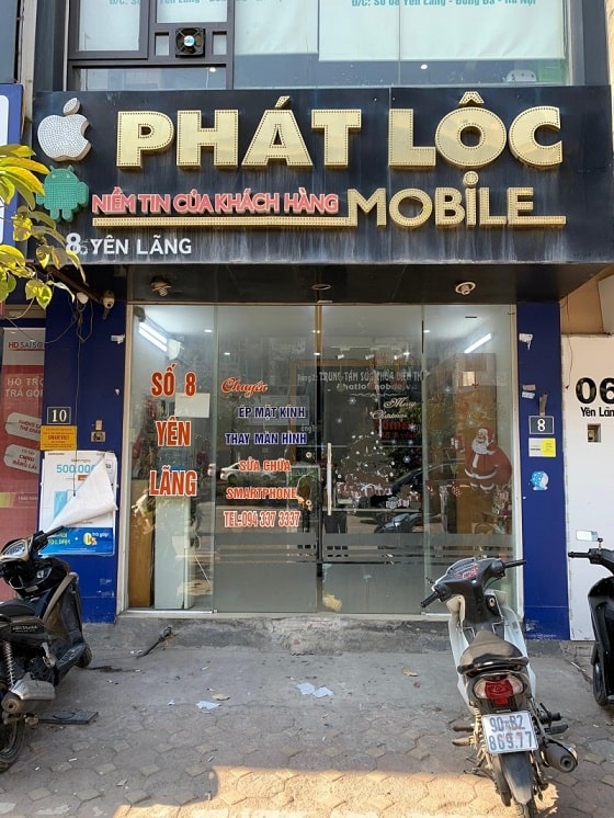 Mang chiếc iPhone tới cơ sở Phát Lộc Mobile