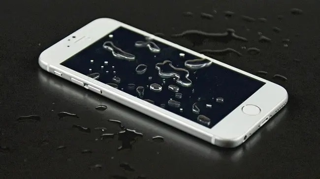 Tìm hiểu iphone 6 rơi xuống nước có sao không