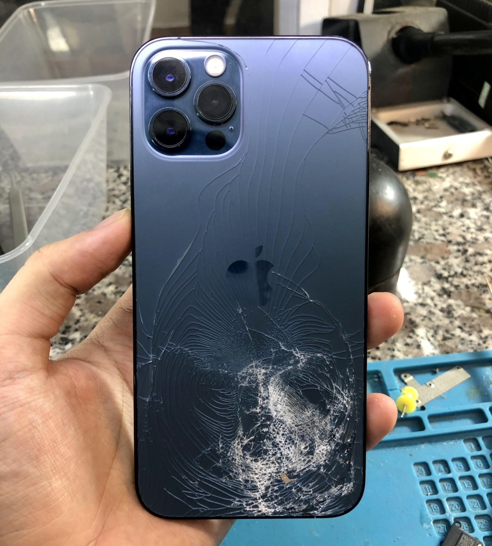 Lưng iPhone 12 bị vỡ