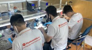 kỹ thuật viên sửa chữa tại phát lộc mobile