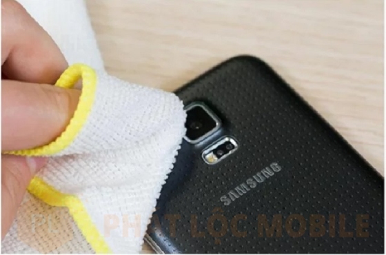 Vệ sinh kính camera samsung