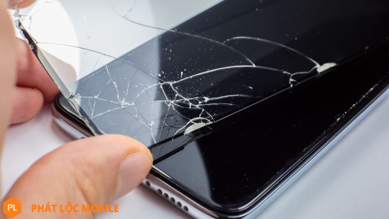 Tháo cường lực iPhone khi bị vỡ